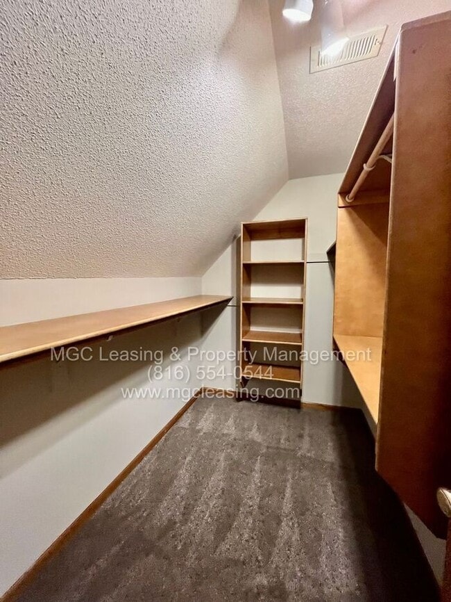 Building Photo - RAYMORE TOWNHOME WITH UNFIN BASEMENT READY...