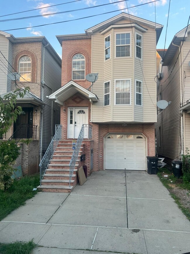 Building Photo - 209 Franklin St Unit 2