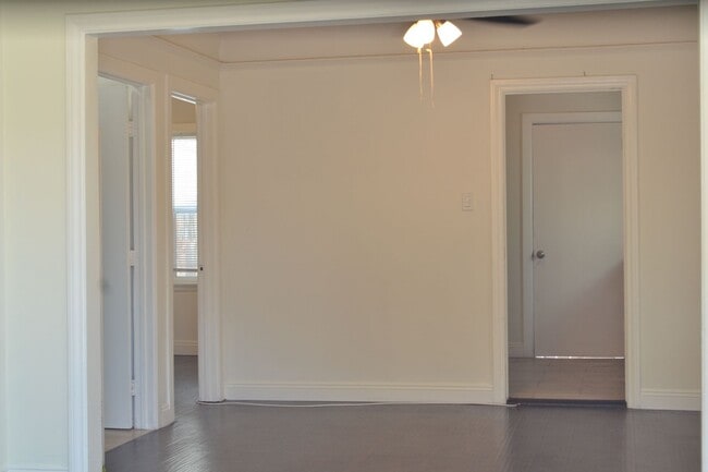 Building Photo - ??Newly Remodeled 2 Bed / 1 Bath Apartment... Unit 1190