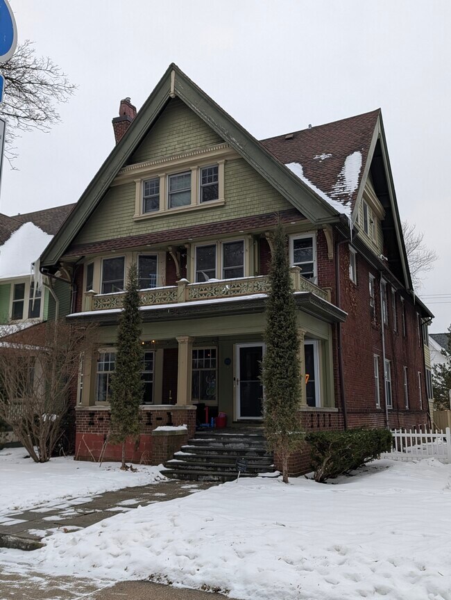 Building Photo - 2723-25-25A N Downer Unit 2725 Upper