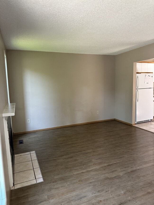Building Photo - 209 Thomson Ave Unit 1
