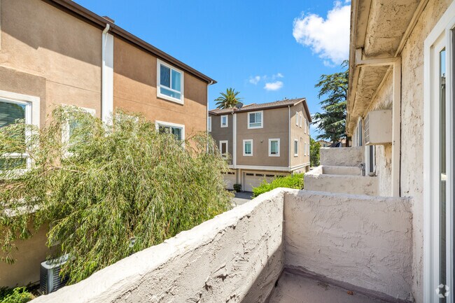 1BR, 1BA - 540SF - Balcony