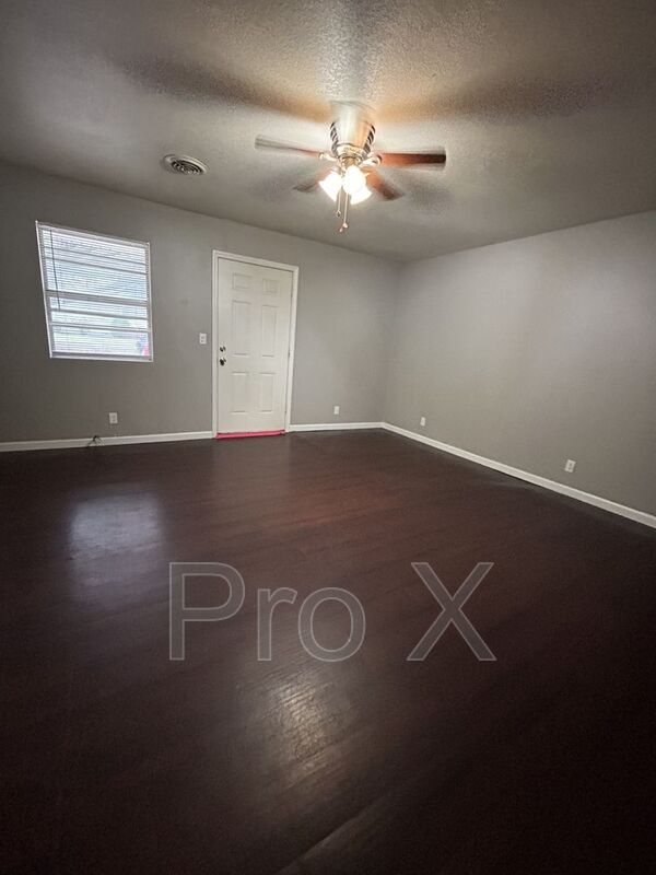 Photo - 1303 E 9th St Unit Apt B