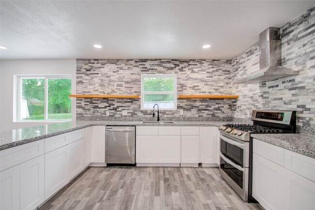 Photo - 550 Roanoke Dr