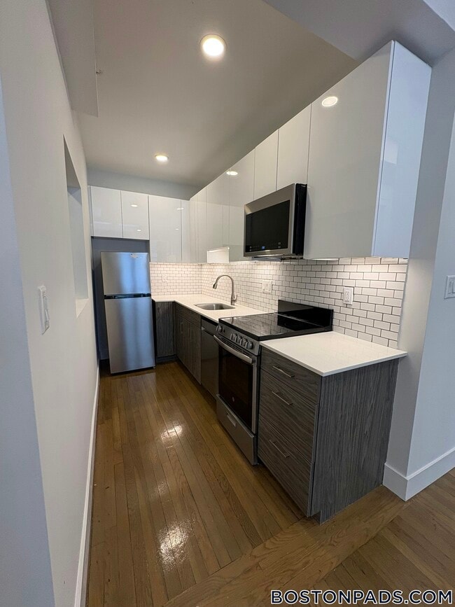 Building Photo - 11 Peterborough St Rental