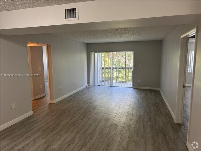 Building Photo - 721 N Pine Island Rd Unit 201 Rental