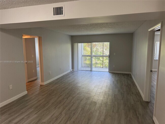 Photo - 721 N Pine Island Rd Unidad 201 Rental