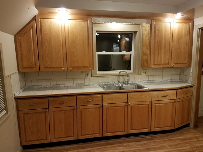 Building Photo - 26 Boardman St Unit upper