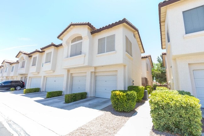 Now Available 2 Bedroom Plus Den in the Pa... - Now Available 2 Bedroom Plus Den in the Pa... Condo Unit 204