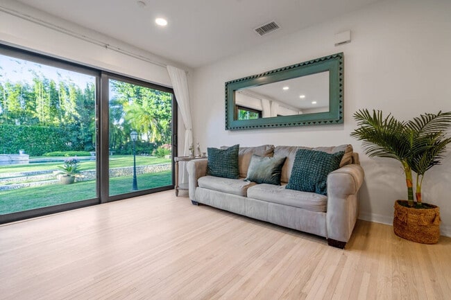 Photo - 915 NW 20th St Unit ID1044516P