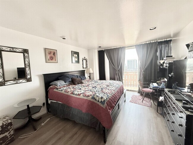 Photo - 2016 Main St Unit 1704