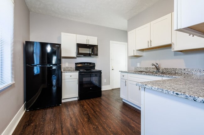 Building Photo - Spacious and Inviting 3 Bed 2 Bath House!