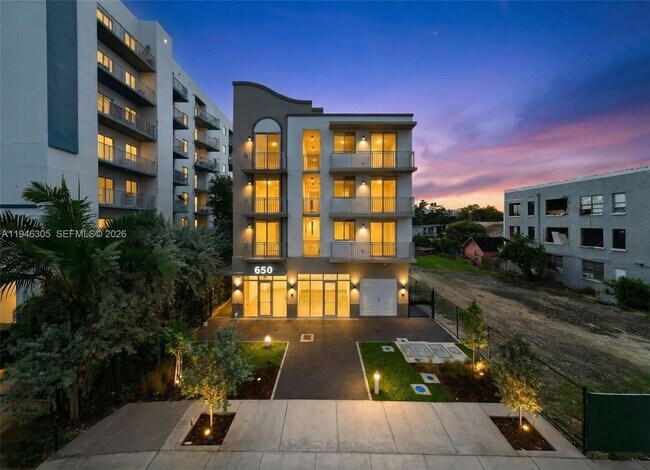 Building Photo - 650 SW 1st St Unit 406