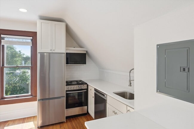 Photo - Fall 2026 Pre-Lease RENOVATED STUDIO Apart... Unit 1620 Walnut St #2