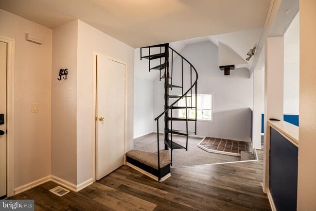 Photo - 241 Victoria St