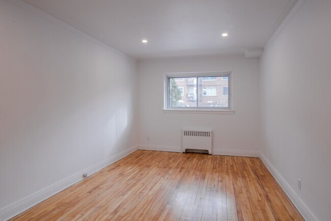 Photo - 4585 Av. Dupuis Unit 2