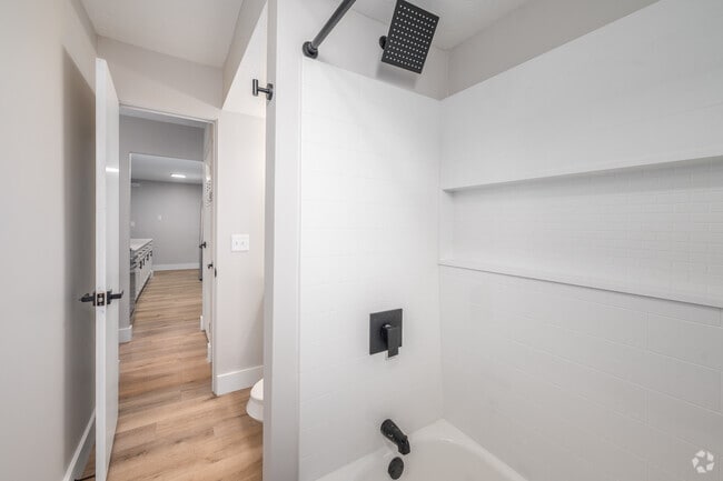 2BR, 1BA - 915SF - Bathroom