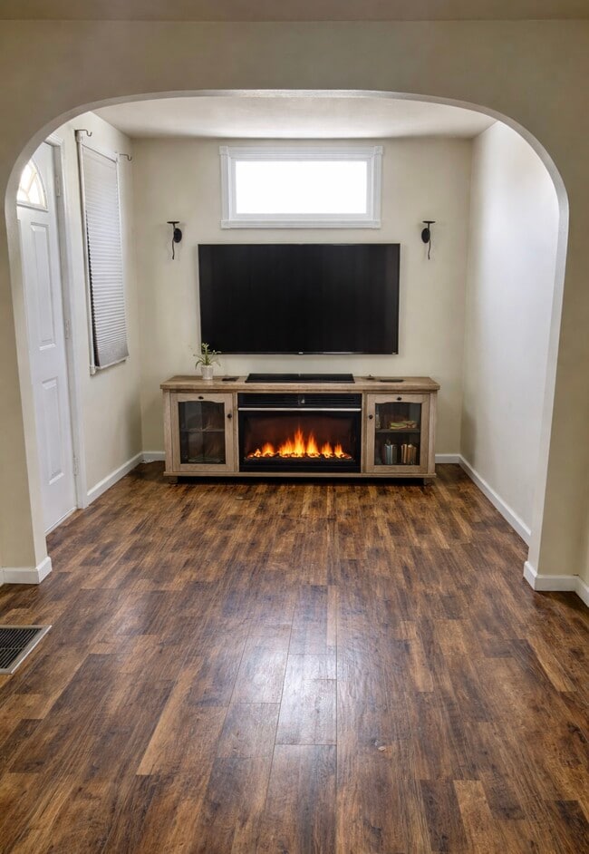 Building Photo - 412 S 73rd St