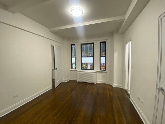 Photo - 135 E 46th St Unit 2