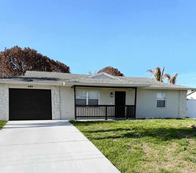 Building Photo - 699 NW Riverside Dr