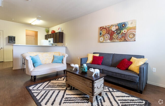 2BR, 2BA - 858 SF