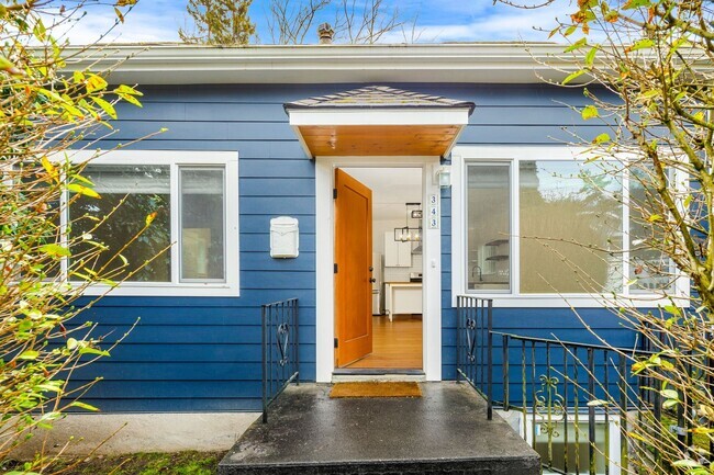 Building Photo - Remodeled Greenlake Charmer Rental