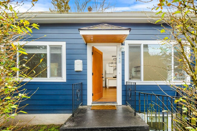 Remodeled Greenlake Charmer - Remodeled Greenlake Charmer House