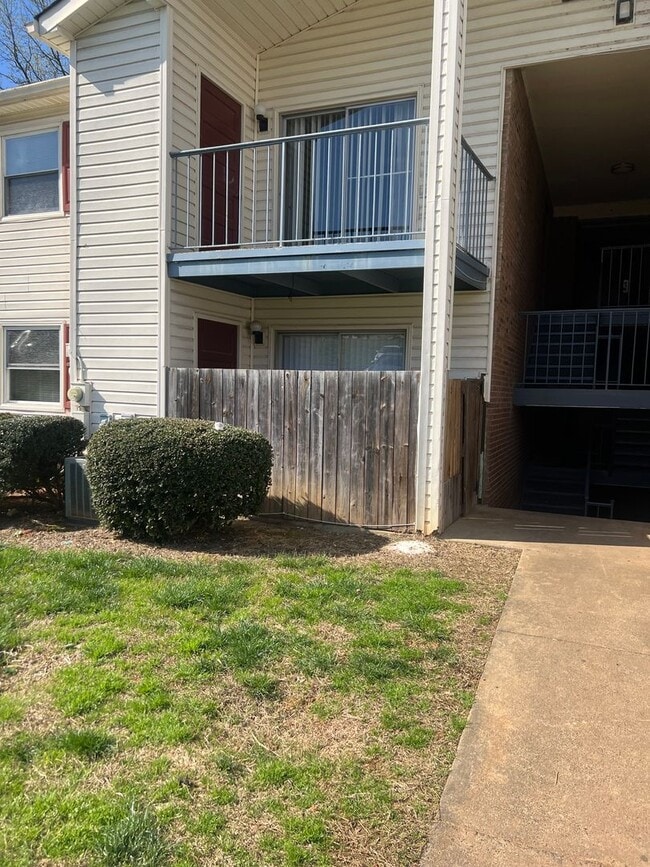 Building Photo - 2 Bedroom 2 Bath Condo