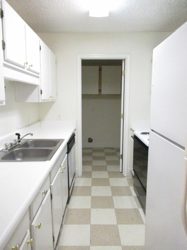 Photo - 970 Jessamine Trail