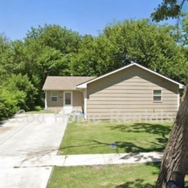 Building Photo - North East Side Duplex