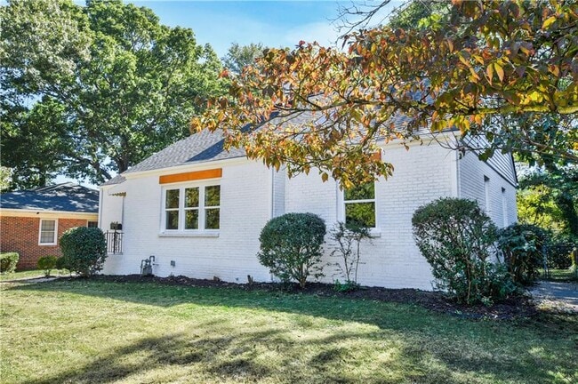 Photo - 458 Shannon Dr SW