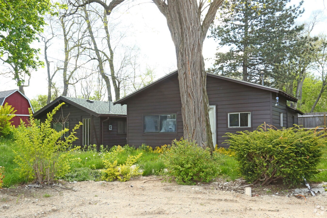 Photo - 9317 Main St