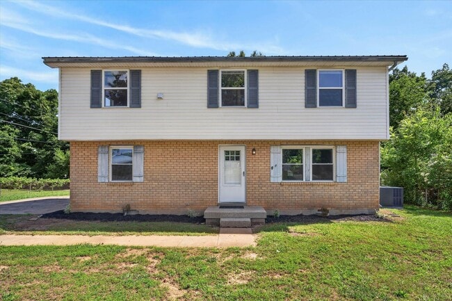 Building Photo - Pet Friendly Three Bedroom!