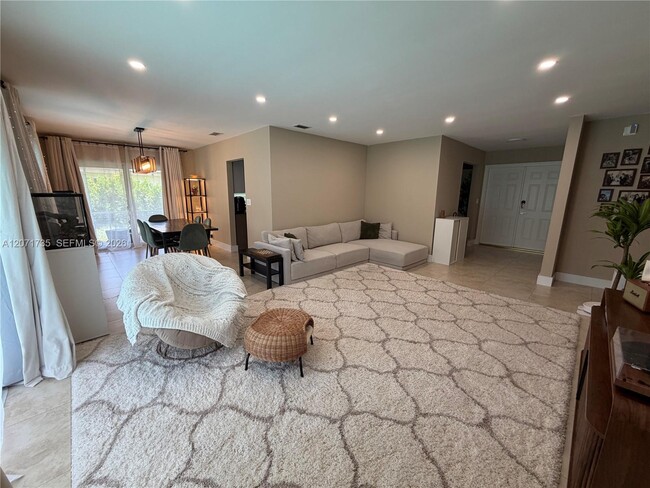 8203 NW 37th St