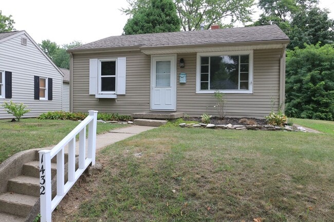 Building Photo - 2 Bedroom Home By Highland Park!