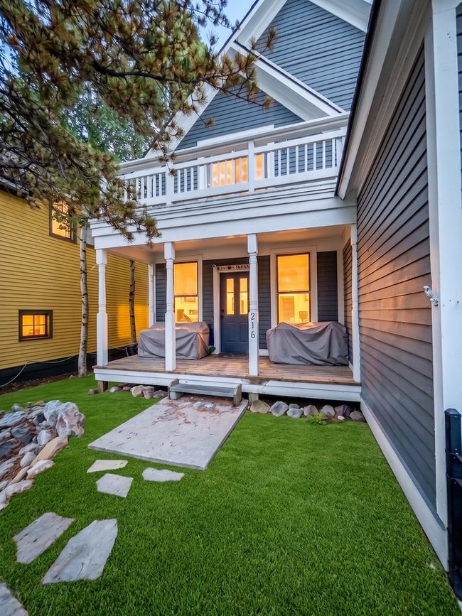 Building Photo - Furnished! In town! Walk to everything! Recently updated!