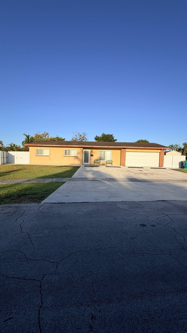 Building Photo - 2712 SW 118th Ct