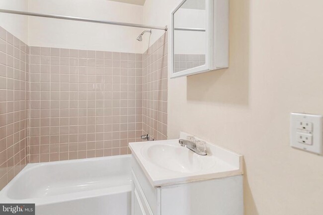 Photo - 1933 Christian St Unidad 24