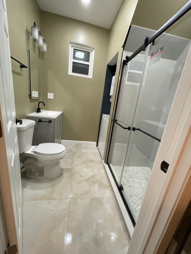 Photo - 1312 W Erie St Unit 1 Br Apartment