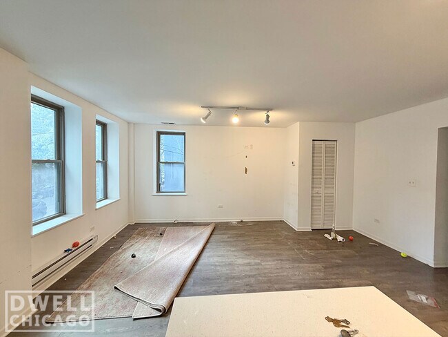 Photo - 924 W Winona St