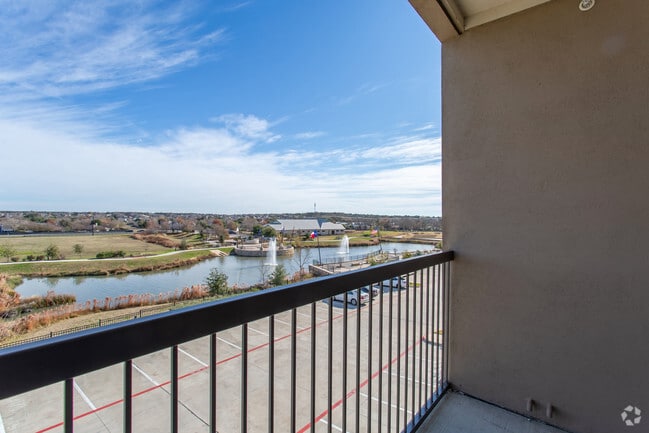 1BR, 1BA - 767 SF
