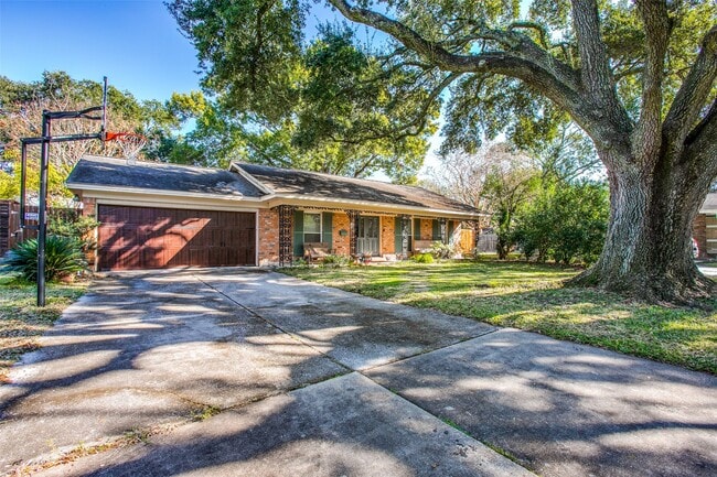 Building Photo - 8503 Manhattan Dr