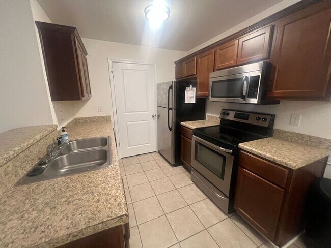 Photo - Central Wilmington, ground floor end unit, large 2 BR with porch(The Gardens) Unidad 101