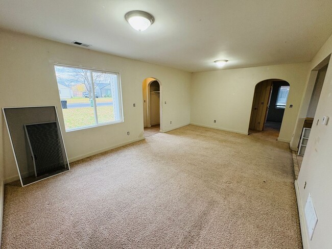 Photo - 3 bedroom 1 bathroom house with large yard!