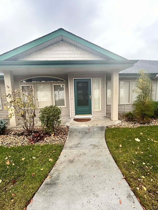 Building Photo - Spacious Duplex with 3-Car Garage & Private Patio!