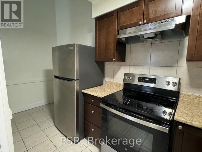 Photo - 2 Blackthorn Ave