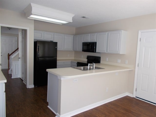 Photo - 221 Aylesbury Ln