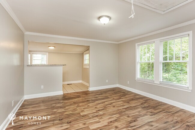 Photo - 884 Custer Ave SE