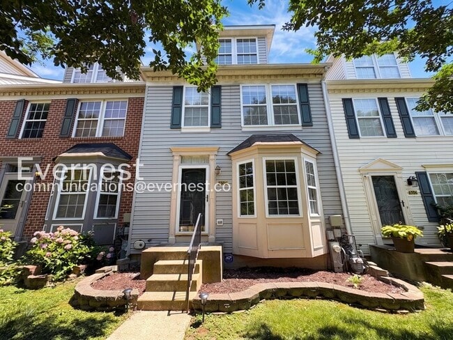 Building Photo - 3 Bed/2 Bath Townhome with Garage / Pet-Friendly / Vouchers Accepted / Available Now!