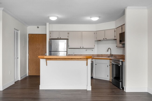 Photo - Spacious, Renovated Downtown Condo with Breathtaking Views of the City!